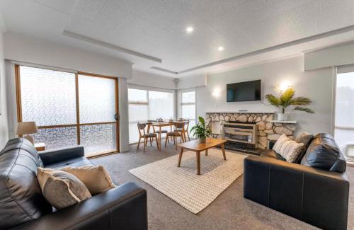 Two Mile Bay Casa | Taupo Escape! - 7 Min Walk to the Lake and Sail Club