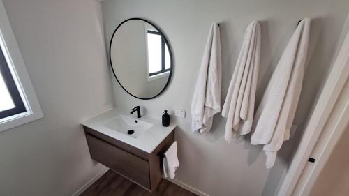 Two Mile Bay Casa | Taupo Escape! - 7 Min Walk to the Lake and Sail Club