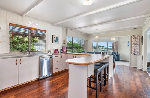 Taupo Casa | Taupo Panorama - Lake Taupo Holiday Home