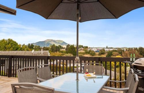 Taupo Casa | Taupo Panorama - Lake Taupo Holiday Home