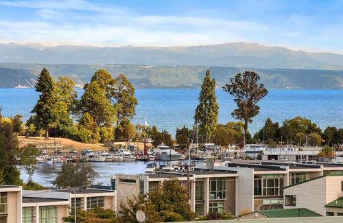 Taupo Casa | Taupo Panorama - Lake Taupo Holiday Home