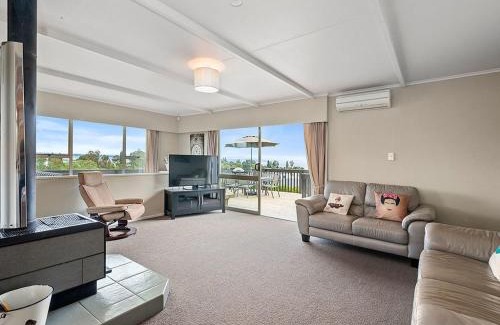 Taupo Casa | Taupo Panorama - Lake Taupo Holiday Home