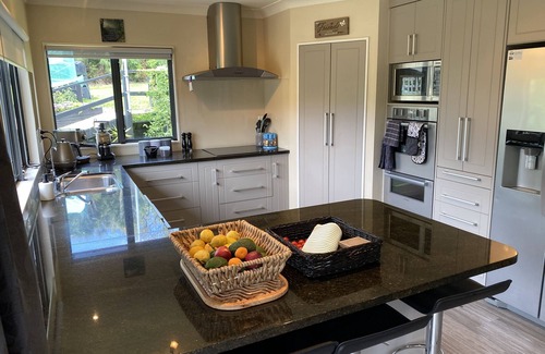 Tauranga Casa | Tauranga Tropical Avocado Orchard Escape Ohauiti