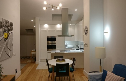 Sao Sebastiao da Pedreira Apartamento | Tauro 195-Hermoso apartamento con 2 habitaciones con elevador, baño King Size y terraza