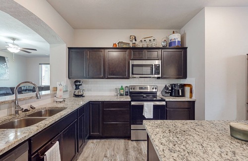 College Station Casa | Tavern style house with patio and enclosed backyard, close to golf course
