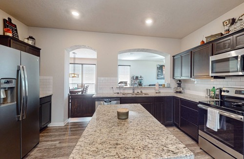 College Station Casa | Tavern style house with patio and enclosed backyard, close to golf course