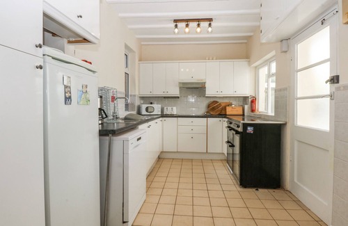Llwyngwril Cabaña | TAWELFAN, pet friendly, country holiday cottage in Llwyngwril