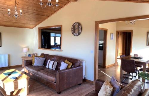 Cupar Chalet De Esquí | Tawny Lodge with Hot Tub