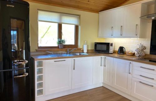 Cupar Chalet De Esquí | Tawny Lodge with Hot Tub