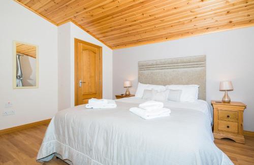 Cupar Chalet De Esquí | Tawny Lodge with Hot Tub