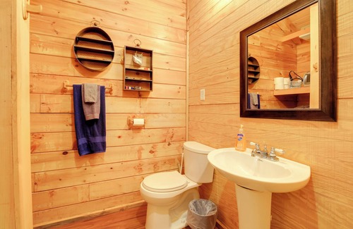 Southern Apartamento | Tazewell Cabin Escape w/ Charcoal Grill & Fire Pit
