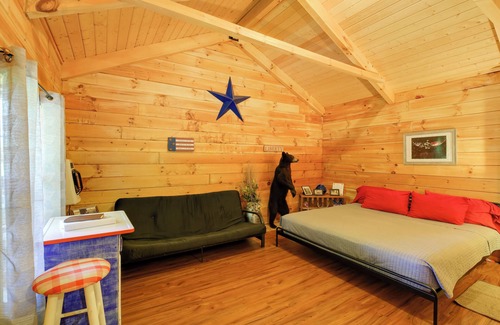 Southern Apartamento | Tazewell Cabin Escape w/ Charcoal Grill & Fire Pit