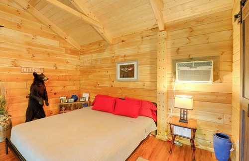 Southern Apartamento | Tazewell Cabin Escape w/ Charcoal Grill & Fire Pit
