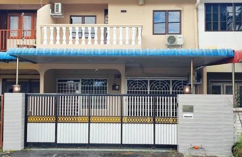Taman Bertuah Casa | TB HOMESTAY Tasek klebang(taman bertuah) 10pax wifi