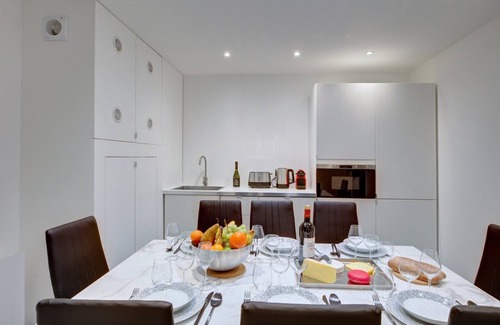Les Iles Apartamento | TBS 299 - Pretty suite near Notre-Dame Cathedral