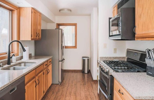 Mayfield Cabina | TC Lake House w/Hot Tub, Pontoon, & Game Room!
