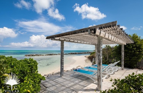 Providenciales Casa | TC Villas -Castaway -Luxury Beachfront for Extended Families & Groups