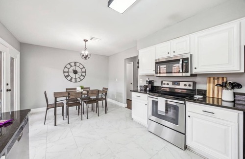 Euless Casa | TCH - Cozy 3bd/2ba Home with desk in Euless