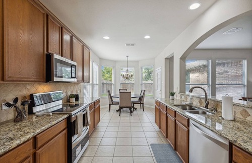 Plano Casa | TCH - Spacious 5bd/3.5ba in Plano with Office