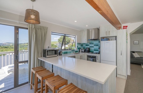 Onemana Casa | TE WHARE WHAKAT? - ONEMANA HOLIDAY HOME, with a garden in Onemana