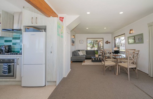 Onemana Casa | TE WHARE WHAKAT? - ONEMANA HOLIDAY HOME, with a garden in Onemana