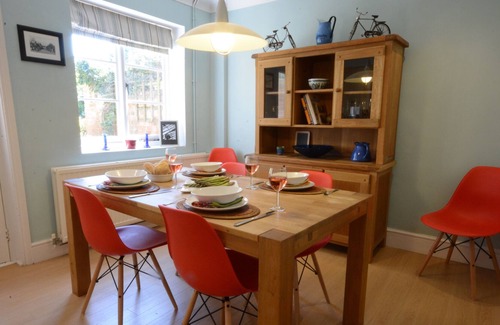 Martlesham Heath Cabaña | TEACHER'S HOUSE, ALDERTON, pet friendly, with a garden in Woodbridge