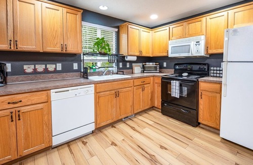 Albany Casa | Teak: a Family Home. 5 TVs, backyard, pet friendly