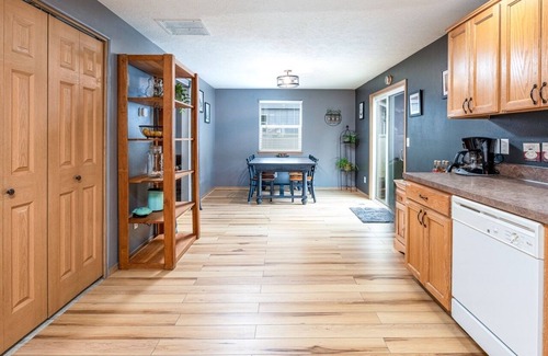 Albany Casa | Teak: a Family Home. 5 TVs, backyard, pet friendly