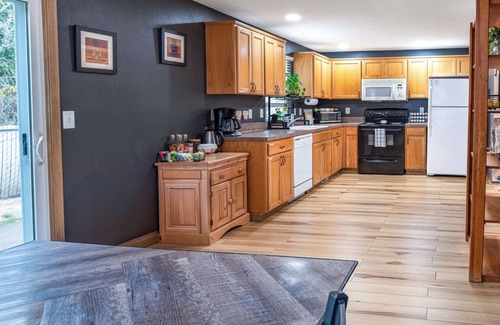 Albany Casa | Teak: a Family Home. 5 TVs, backyard, pet friendly