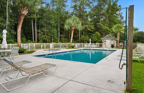 Pawleys Island Condominio | Tee Time Escape condo in Beautiful True Blue Golf Resort with Community Pool