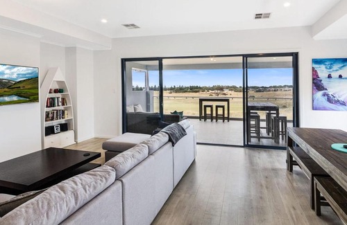 Normanville Casa | Tee Two on Troon - 21/30 Troon Drive