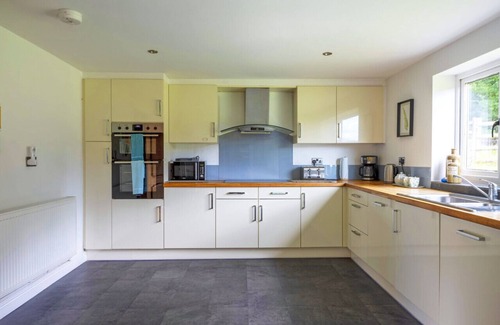 Pentrefelin Casa | Teilo Barn - 4 Bedrooms
