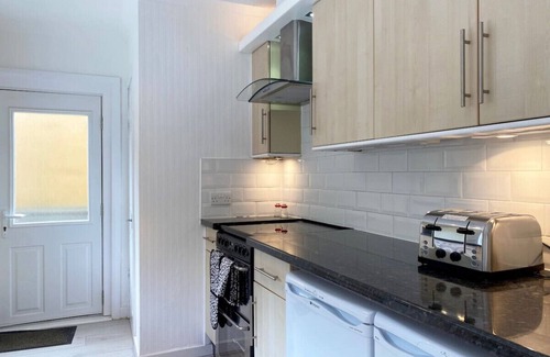 East Kilbride Casa | Telford House - spacious semi-detached 3 bed house