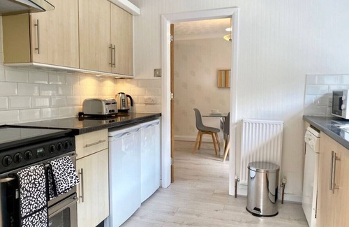 East Kilbride Casa | Telford House - spacious semi-detached 3 bed house