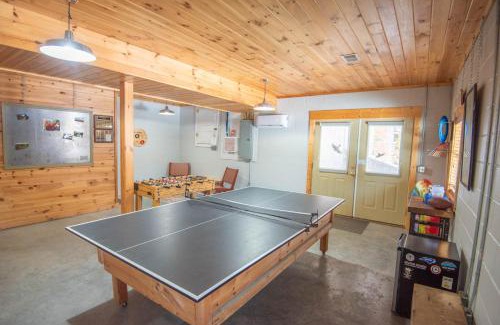 Crumpler Casa | Temenos on the New River - Easy River Access - Yard Space - Ping Pong
