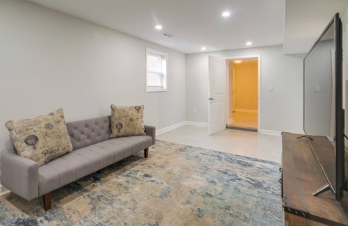 Marlow Heights Apartamento | Temple Hills Vacation Rental w/ Private Deck!
