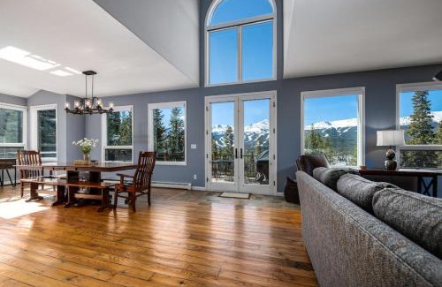 Forest Hills Casa | Ten Peaks Lookout Home Incredible Views Hot Tub