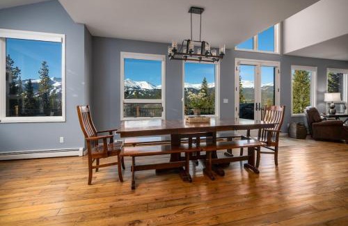 Forest Hills Casa | Ten Peaks Lookout Home Incredible Views Hot Tub