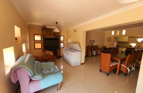 Mahikeng Casa | Tenacity Mafikeng Guesthouse