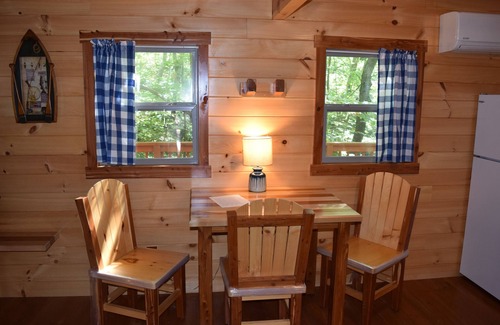 Whiteside Cabina | Tennessee River Gorge® Mt. #2 Treehouse "Amish Built"