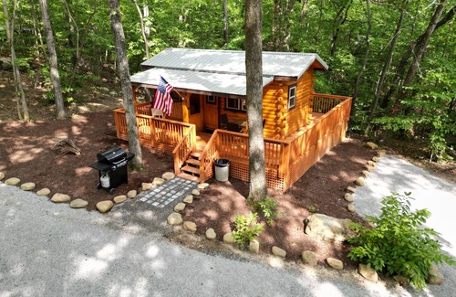 Whiteside Cabina | Tennessee River Gorge® Mt. #2 Treehouse "Amish Built"