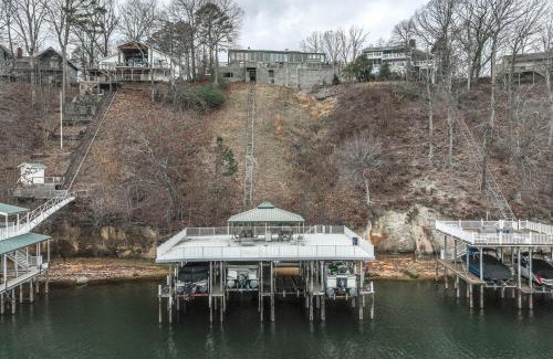 Counce Casa | Tennessee River Vacation Rental with Deck and View!