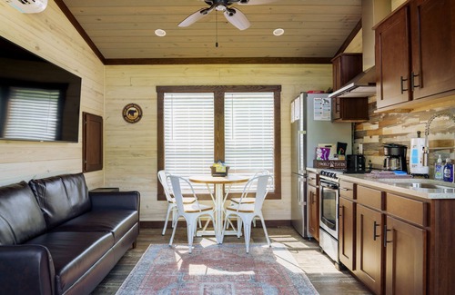 Gatlinburg - Pigeon Forge Cabaña | "Tennessee State of Mind"- Riverfront Tiny Home in the Smoky Mountains