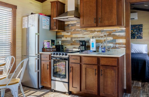 Gatlinburg - Pigeon Forge Cabaña | "Tennessee State of Mind"- Riverfront Tiny Home in the Smoky Mountains