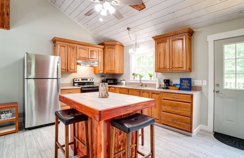 Holladay Cabina | Tennessee Vacation Rental ~ 2 Mi to River