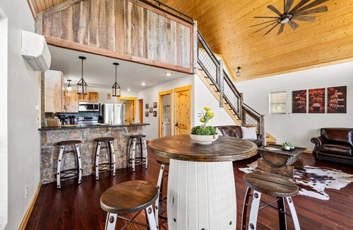 Sevierville Apartamento | Tennessee Whiskey Cabin- Lake and Mtn Views, Covered Deck, Game Room, Pool Table, BBQ, Pets