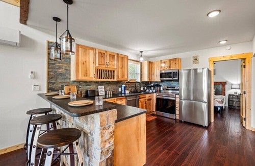 Sevierville Apartamento | Tennessee Whiskey Cabin- Lake and Mtn Views, Covered Deck, Game Room, Pool Table, BBQ, Pets