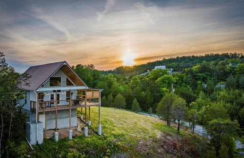 Sevierville Apartamento | Tennessee Whiskey Cabin- Lake and Mtn Views, Covered Deck, Game Room, Pool Table, BBQ, Pets