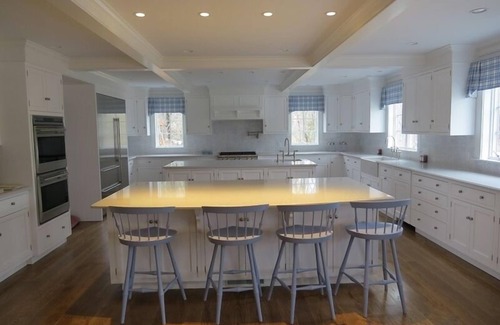 Chatham Casa | Tenis cualquier persona? Hermoso y flamante construcción con 8 habitaciones, 8 baños completos y 2 medios baños, donde pueden alojarse hasta 20 personas.