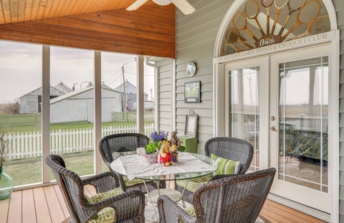 Charles City Cabaña | Tennis Court & Deck: Pet-friendly Charles City Gem